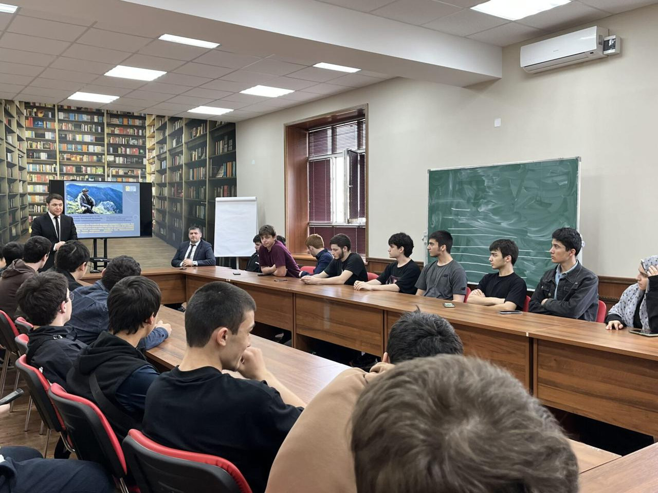 В Буйнакском медицинском училище, ДГУНХ, ДГПУ им. Р. Гамзатова и ДГУ прошла встреча со студентами