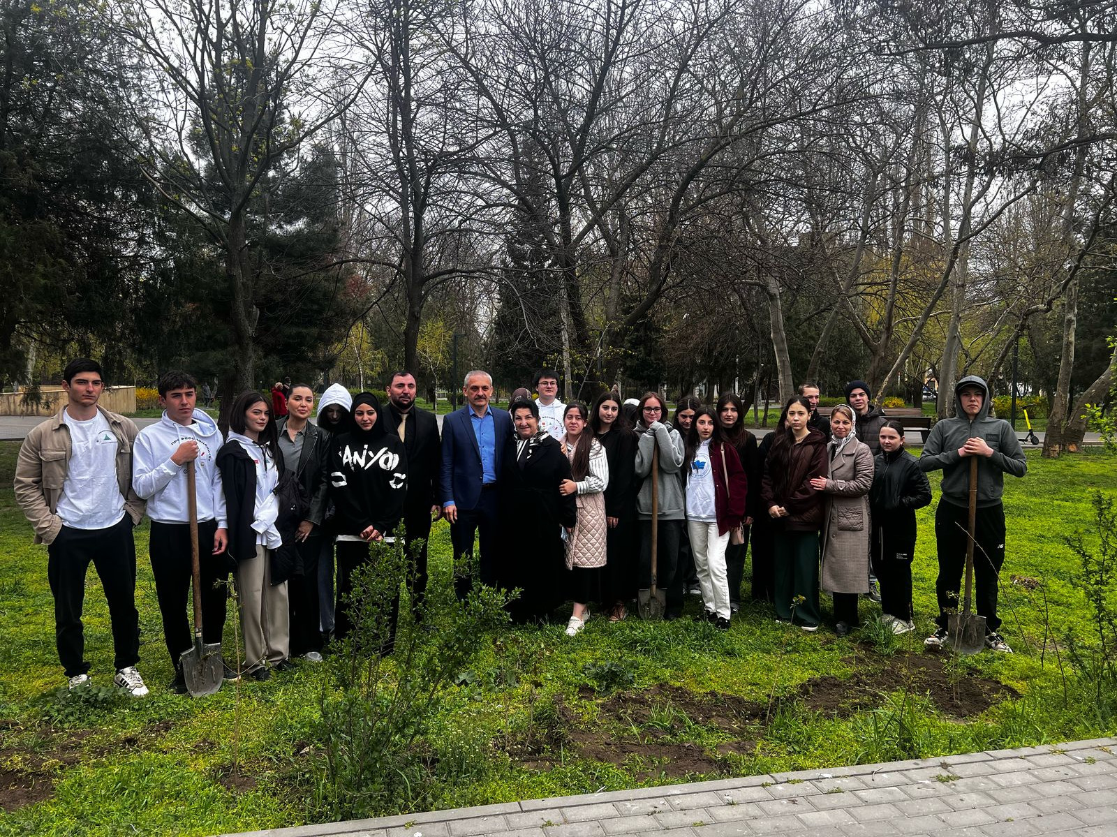 Энрик Муслимов принял участие в ежегодной акции "Сирень Победы"