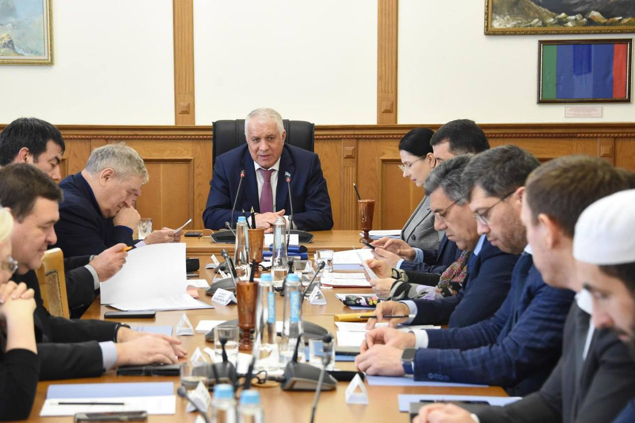 Энрик Муслимов принял участие в рассмотрении проекта республиканского закона «О соглашениях Республики Дагестан об осуществлении международных и внешнеэкономических связей»