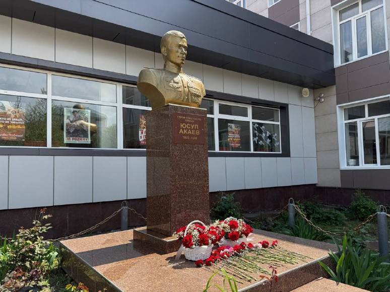 Герои России возложили цветы к памятнику Юсупа Акаева в Кизилюрте
