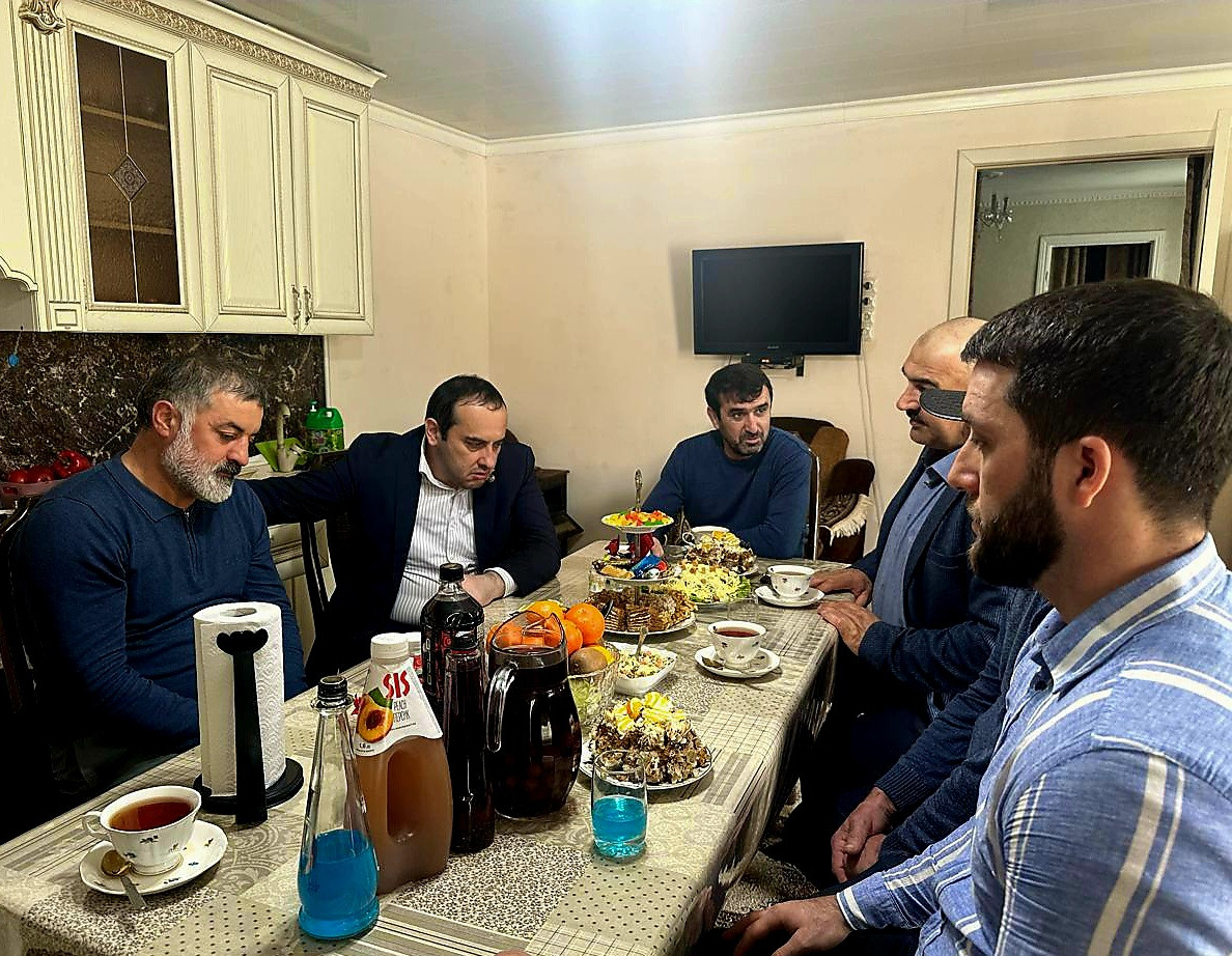 Сотрудник Миннаца РД встретился   с семьями погибших участников СВО из Каякентского района