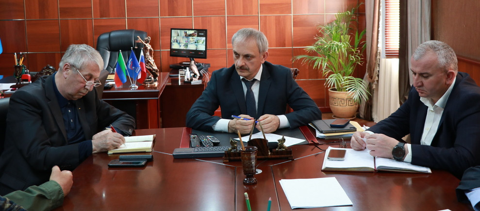 Министр по национальной политике и делам религий Республики Дагестан Энрик Муслимов провел прием граждан и встречу с активом в Казбековском районе