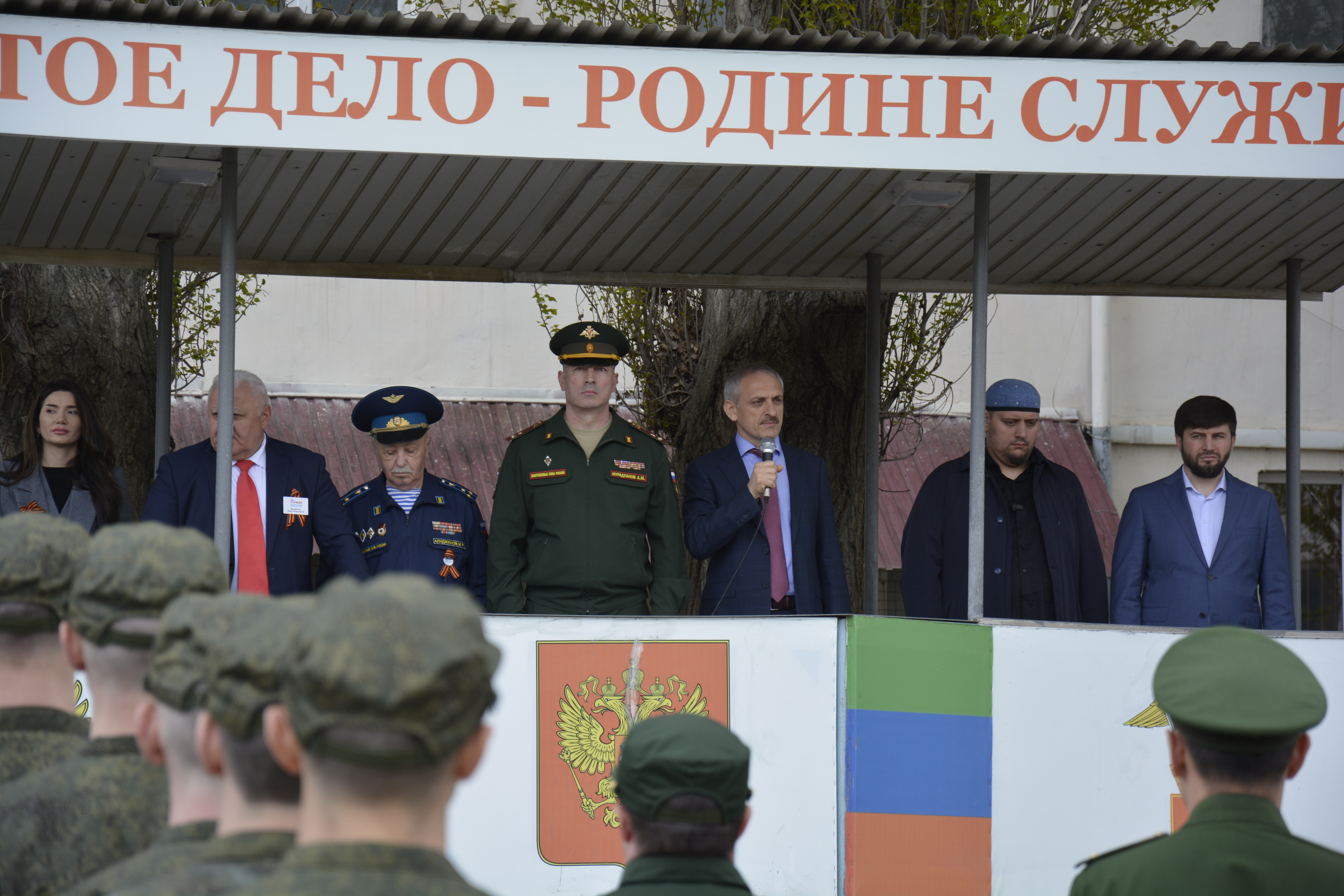 В сборном пункте Махачкалы прошла торжественная встреча с призывниками