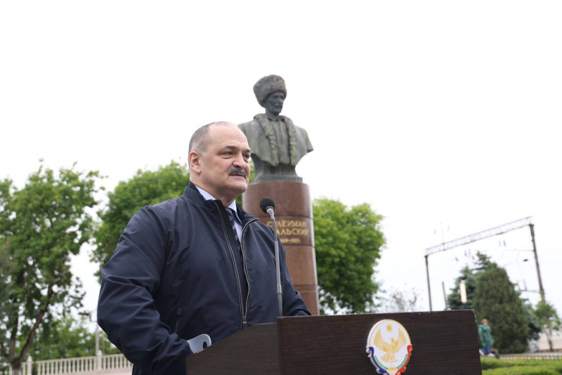В Махачкале прошел торжественный митинг к 155-летию Сулеймана Стальского
