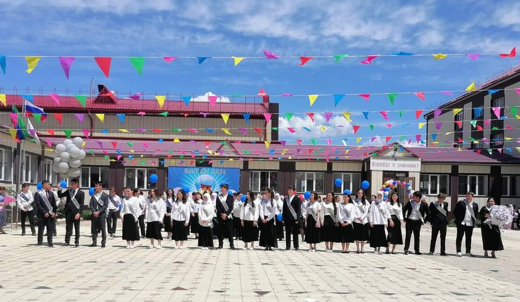 Энрик Муслимов принял участие в последнем звонке в Бабаюртовской школе № 2