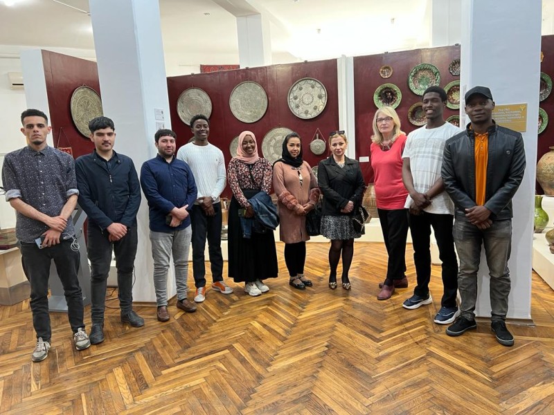 Иностранные студенты подготовительного отделения ДГМУ посетили Музей изобразительных искусств им. П.С. Гамзатовой