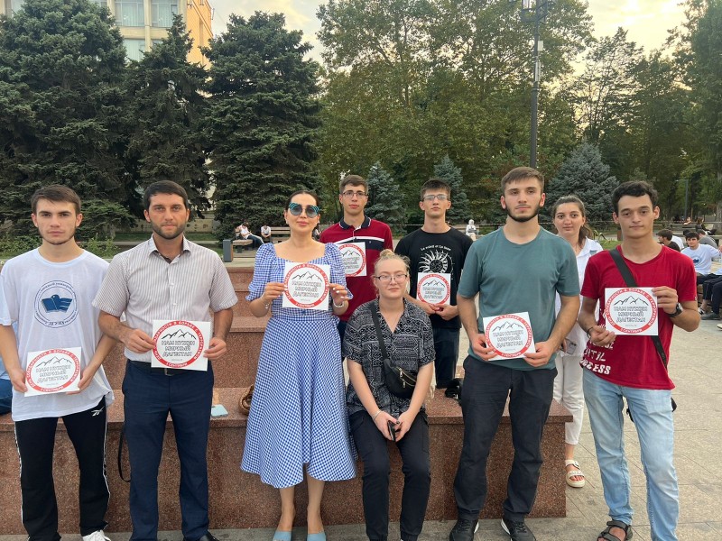 В преддверии Дня солидарности в борьбе с терроризмом сотрудники Министерства по национальной политике и делам религий Республики Дагестан провели патриотическую акцию