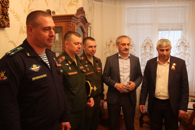 Герои России навестили ветерана Великой Отечественной войны