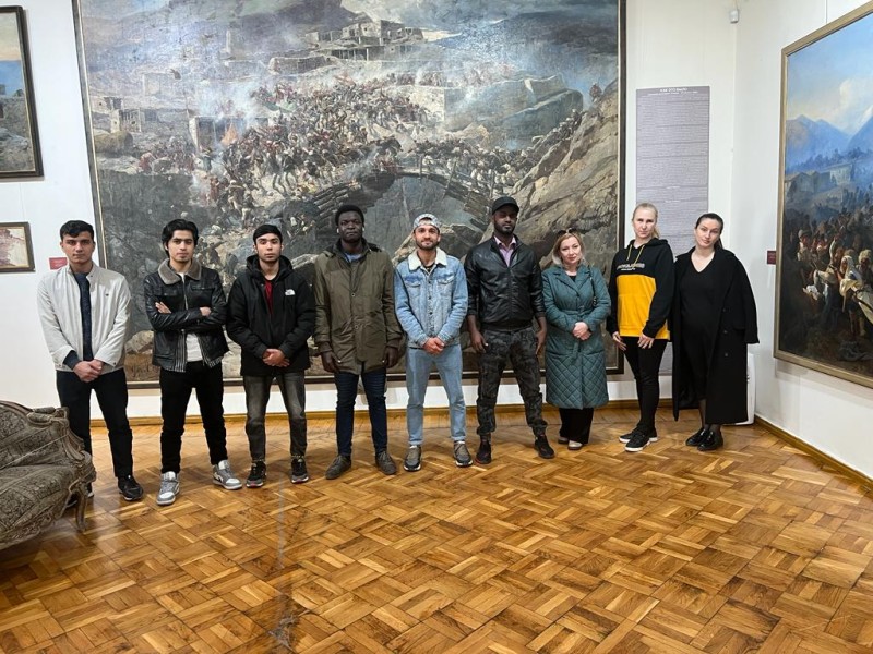 Иностранные студенты ДГТУ посетили Музей изобразительных искусств им. П.С. Гамзатовой