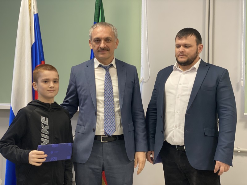 Энрик Муслимов вручил путевку на Умра победителю конкурса чтецов стихов на родных языках Дагестана