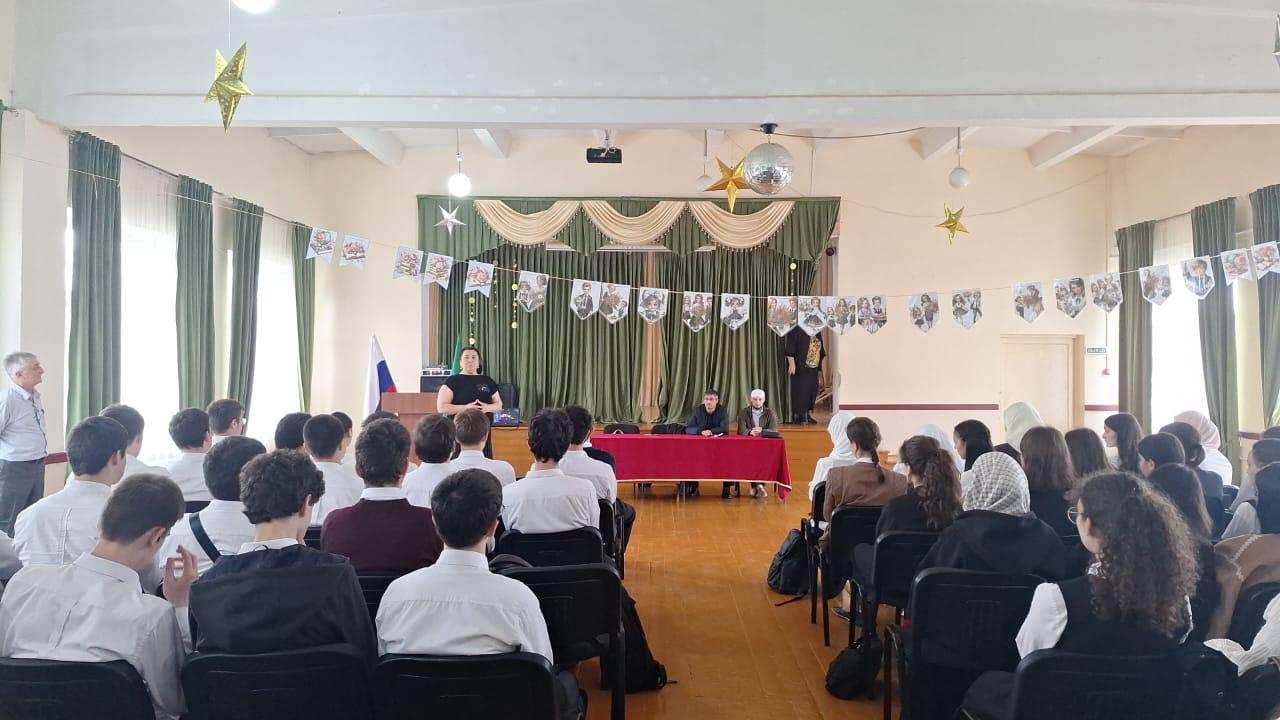 Патриотическую и профилактическую встречи со школьниками и иностранными учащимися провели сотрудники Миннаца Дагестана в Махачкале