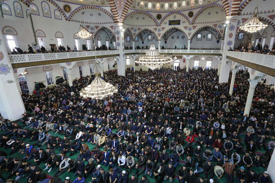 Имамы мечетей Махачкалы на пятничной молитве призвали дагестанскую молодежь не поддаваться на провокации