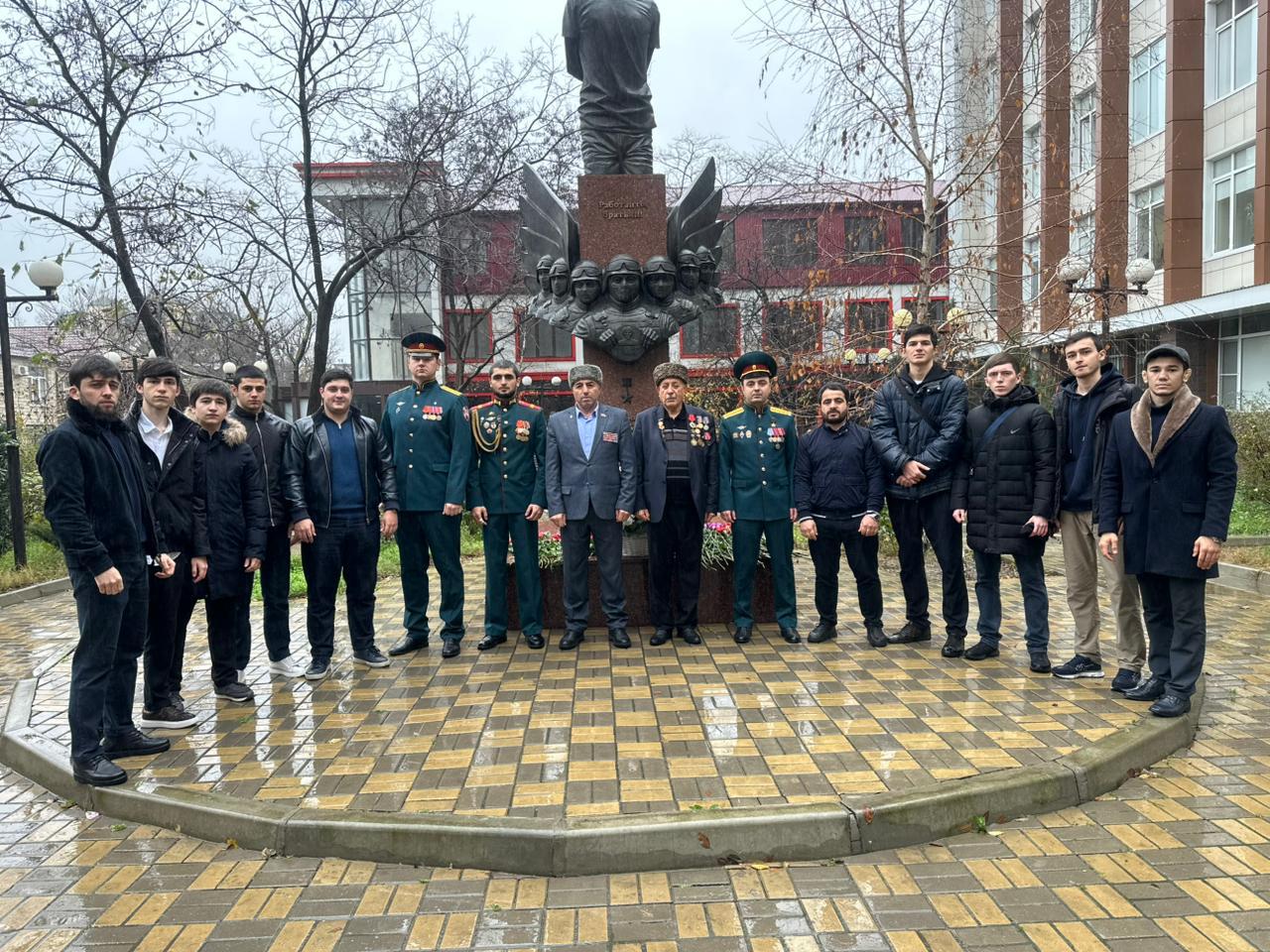 Представители Миннаца Дагестана и Местной национально-культурной автономии азербайджанцев почтили память Героя России Магомеда Нурбагандова в Махачкале