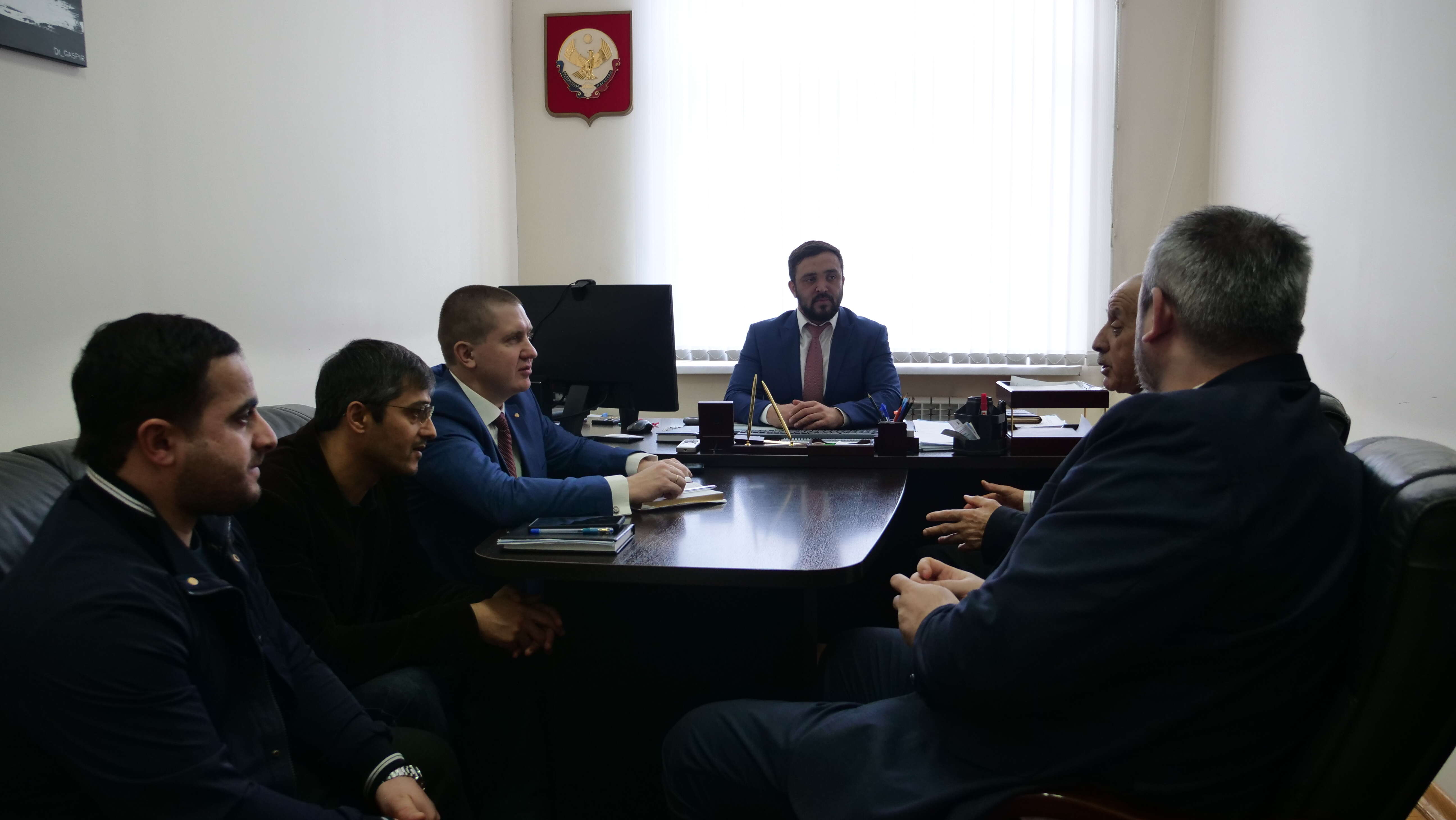 Представитель ФАДН Олег Фомченков-Бровко ознакомился с работой Миннаца Дагестана