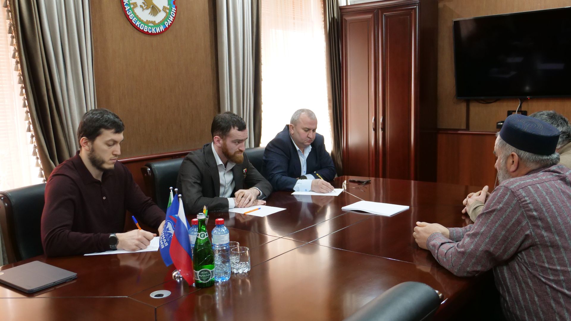 Темирлан Абуталимов выслушал обращения жителей Казбековского района