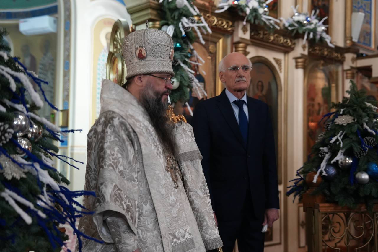 В Рождественский сочельник в Свято-Успенском кафедральном соборе Махачкалы прошло торжественное богослужение