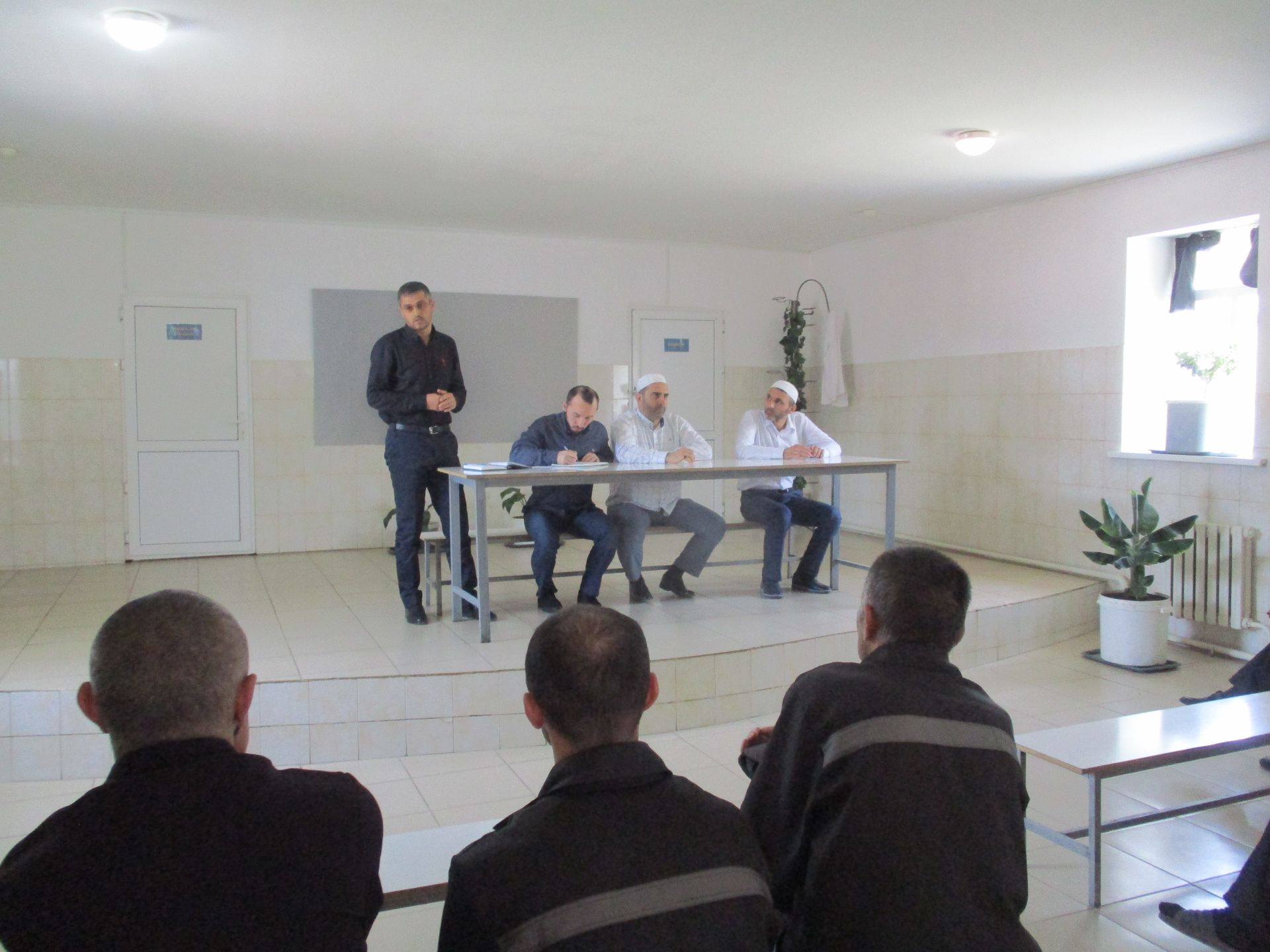 Жизнь по закону. Сотрудники Миннаца Дагестана побеседовали с осуждёнными, находящимися в Лечебном исправительном учреждении № 4 в Махачкале