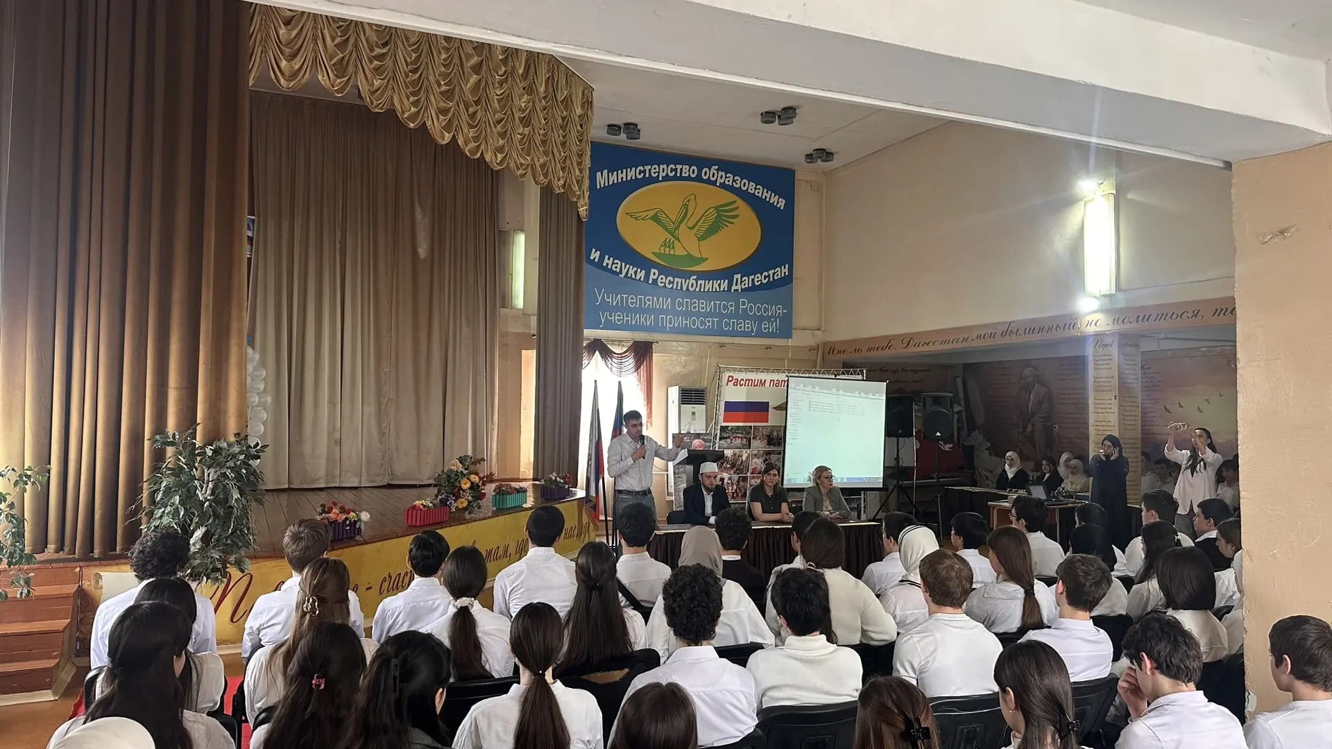 Диалог о безопасности и ответственности: в многопрофильном лицее №9 в Махачкале обсудили профилактику правонарушений и вопросы гражданского воспитания