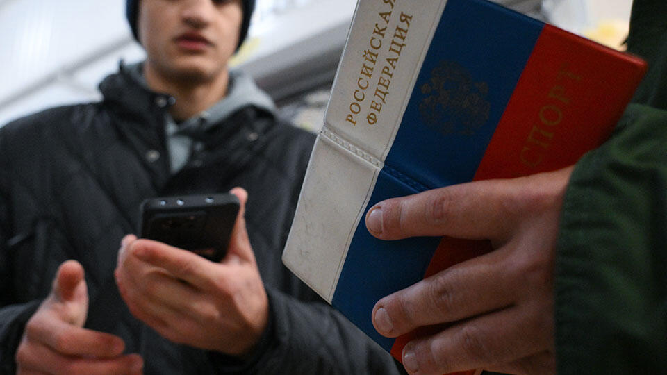 Госдума усилила требования к трудовым мигрантам: новые изменения в миграционном законодательстве