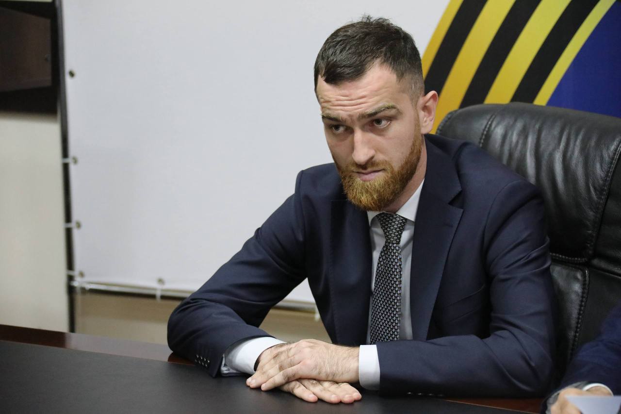 Рамазан Джафаров представил коллективу Миннаца Дагестана нового руководителя - Героя России Темирлана Абуталимова