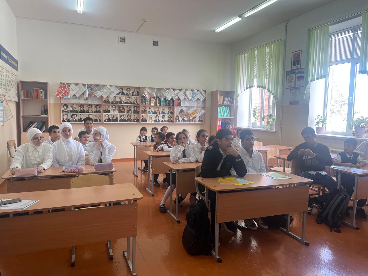 Министерство по национальной политике РД организовало встречу с палестинскими школьниками в Гамияхской СОШ Новолакского района