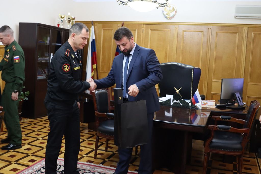 В рамках Всероссийской патриотической акции «Вахта героев Отечества» Избербаш тепло встретил Героев России