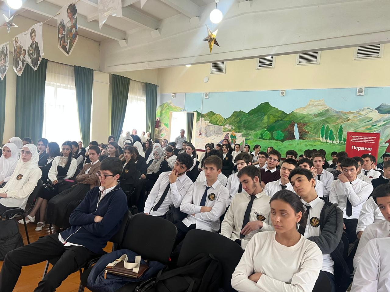 Патриотическую и профилактическую встречи со школьниками и иностранными учащимися провели сотрудники Миннаца Дагестана в Махачкале