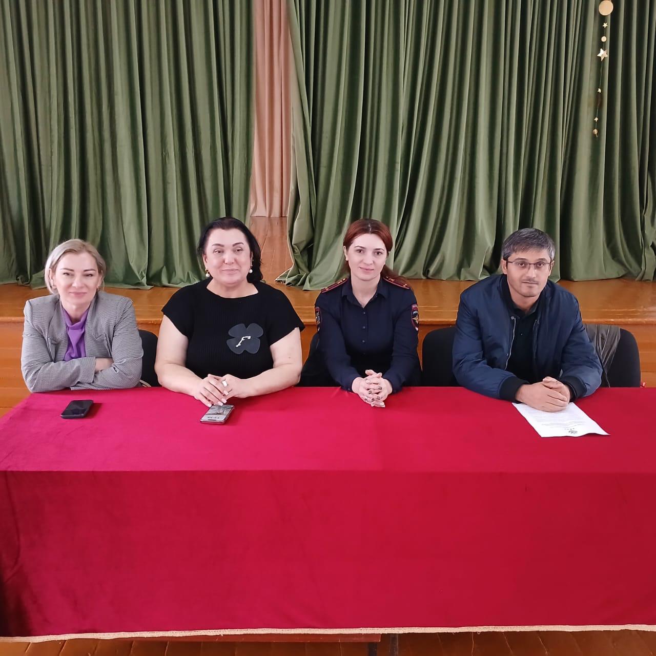 Патриотическую и профилактическую встречи со школьниками и иностранными учащимися провели сотрудники Миннаца Дагестана в Махачкале