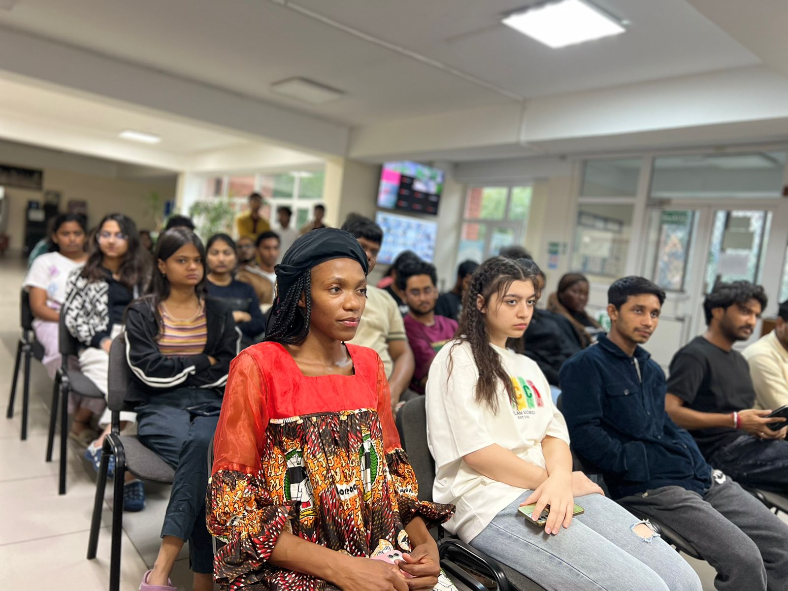 Сотрудники Миннаца Дагестана провели с иностранными студентами ДГМУ профилактическую беседу