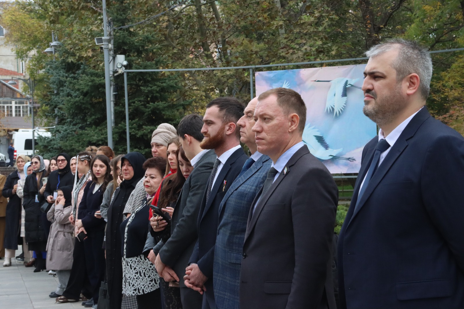 Вечная память героям… Женщины-соотечественницы возложили цветы к памятнику Воину-освободителю