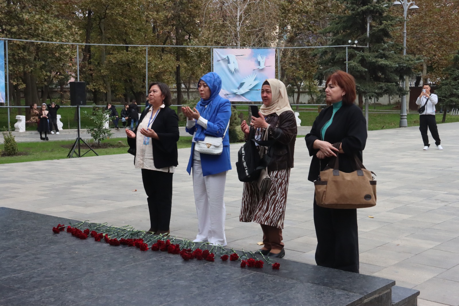 Вечная память героям… Женщины-соотечественницы возложили цветы к памятнику Воину-освободителю