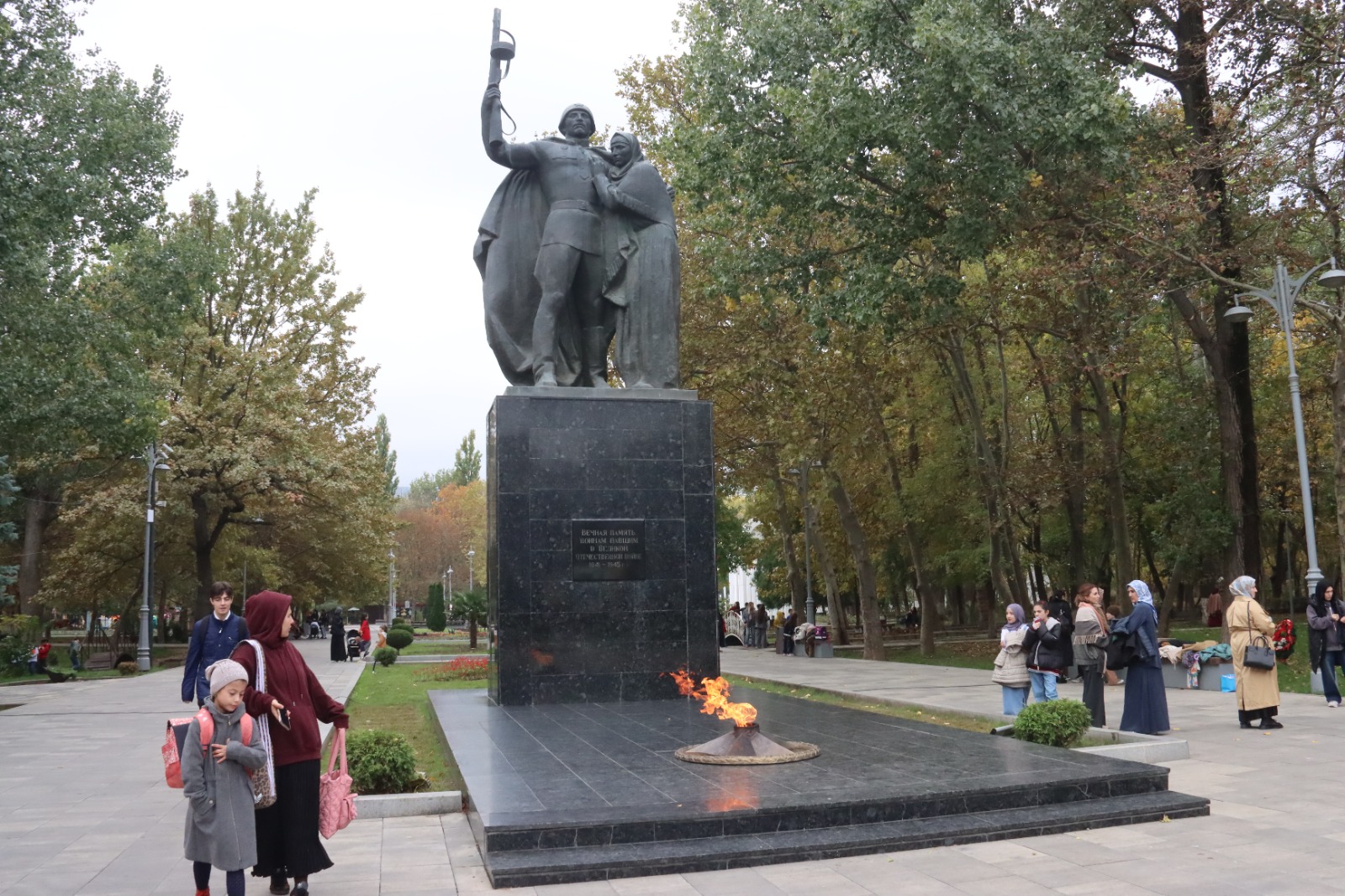 Вечная память героям… Женщины-соотечественницы возложили цветы к памятнику Воину-освободителю