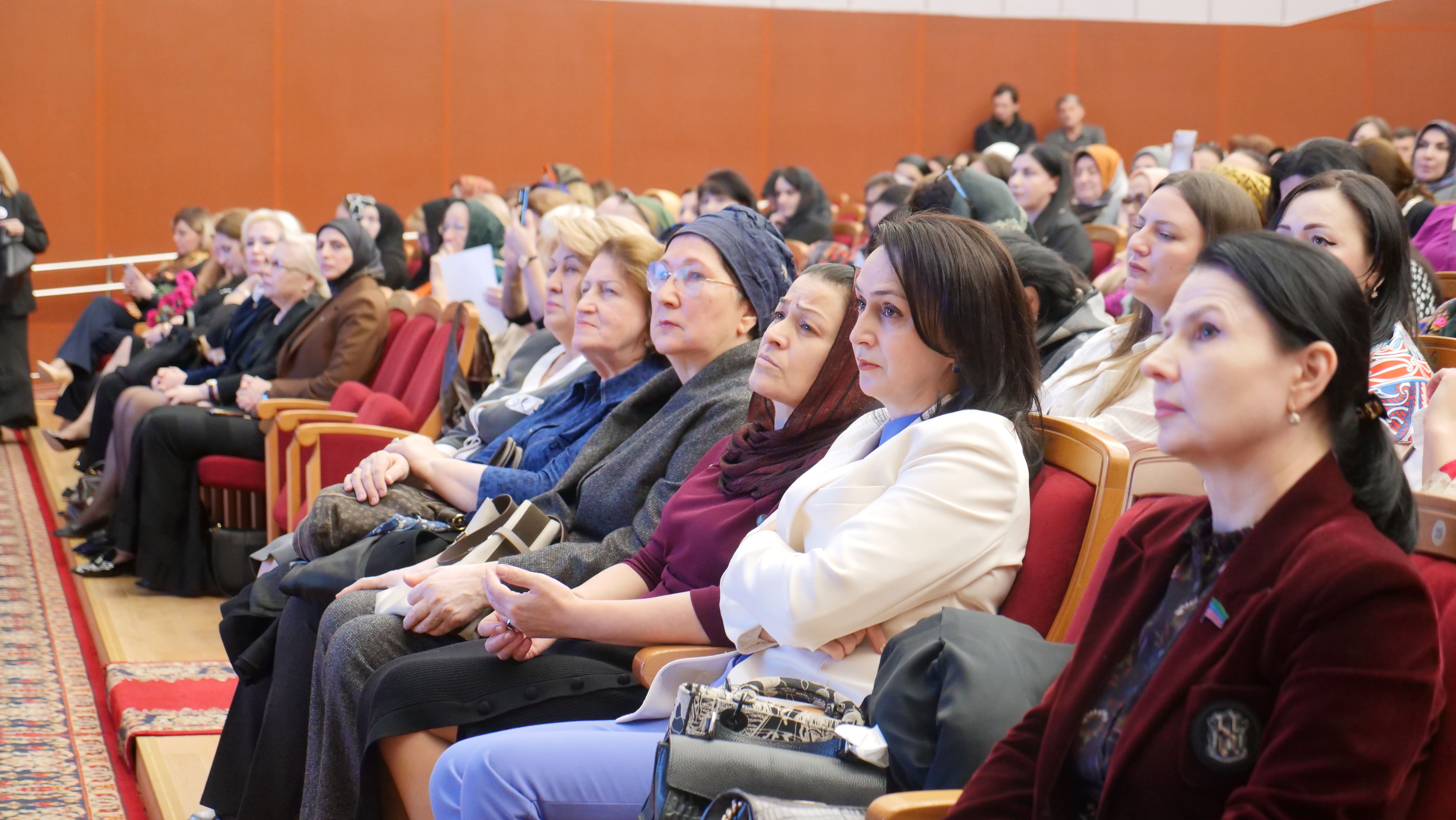 Хасайбат Валиева избрана председателем Союза женщин Дагестана