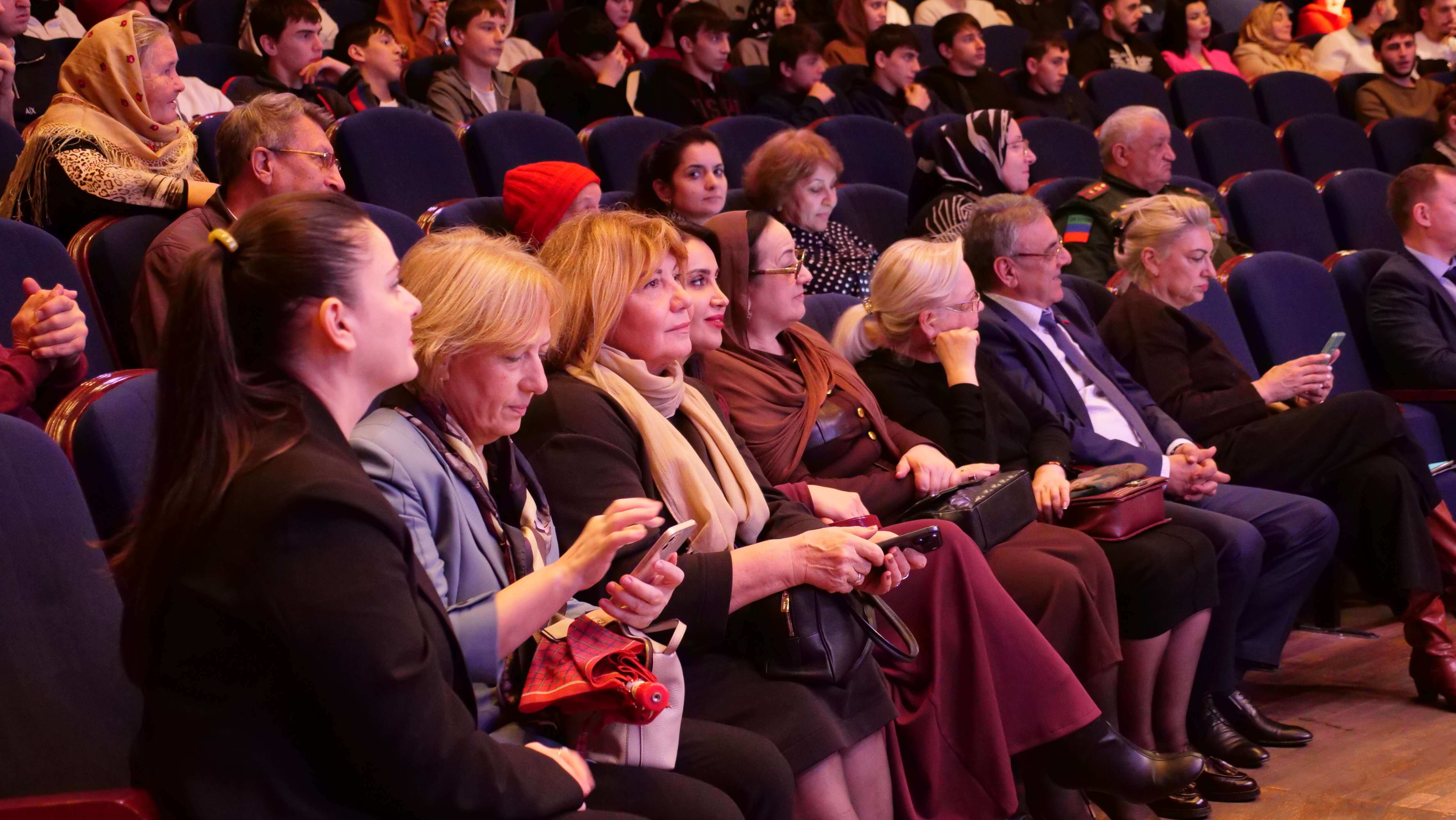 Темирлан Абуталимов поздравил сотрудников Республиканского центра русского языка и культуры с 10-летним юбилеем