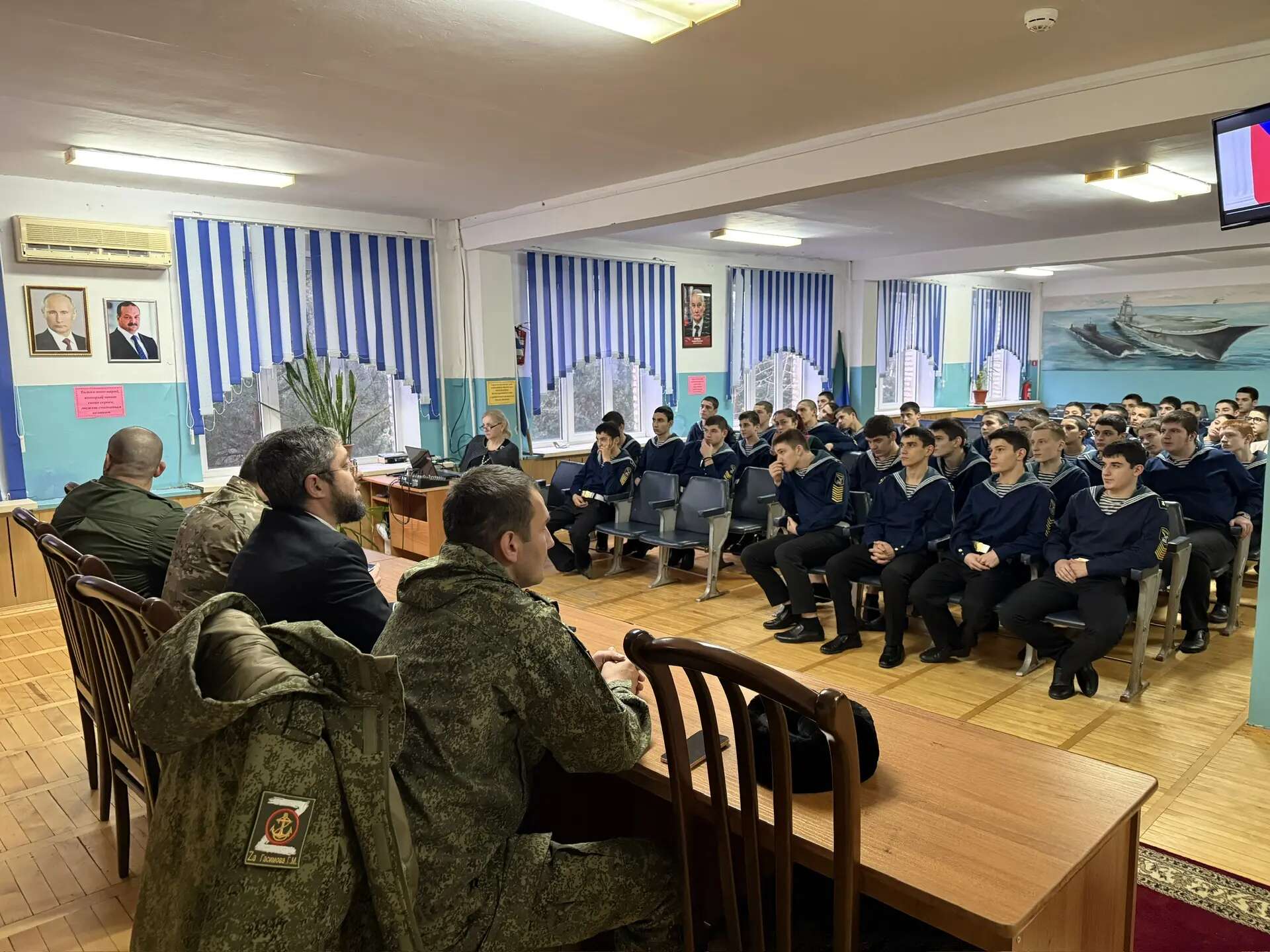 Представитель Миннаца РД встретился с кадетами в Каспийске