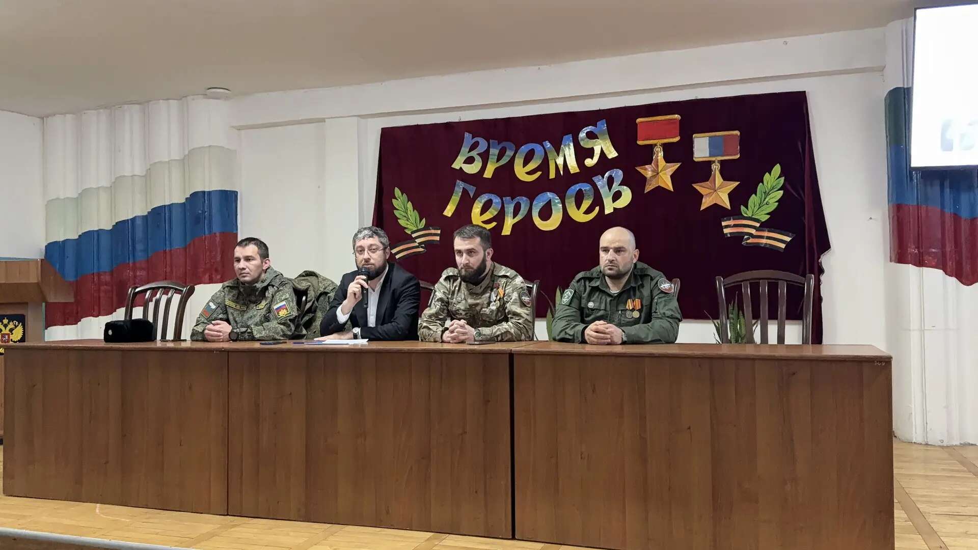 Представитель Миннаца РД встретился с кадетами в Каспийске