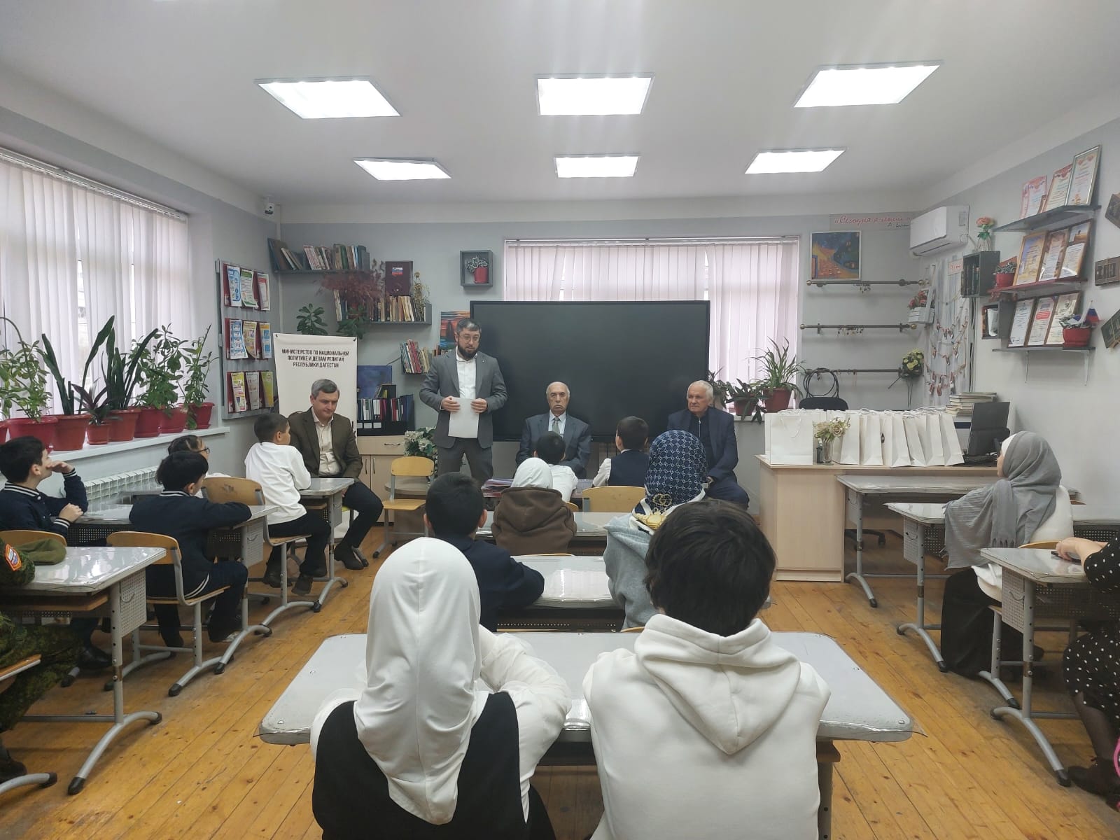 Старейшины Дагестана поделились опытом со школьниками в рамках проекта «Советы мудрых»