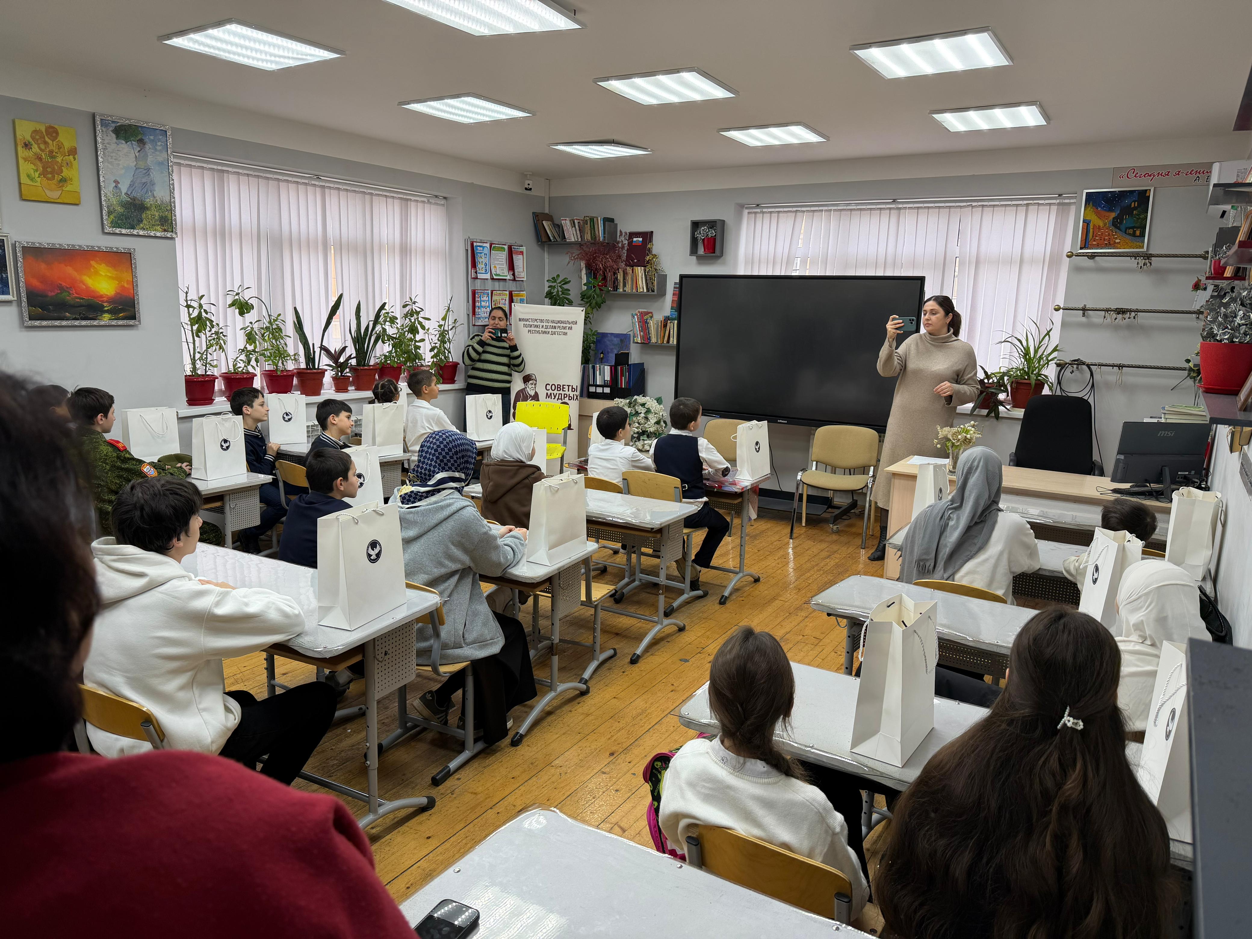 Старейшины Дагестана поделились опытом со школьниками в рамках проекта «Советы мудрых»