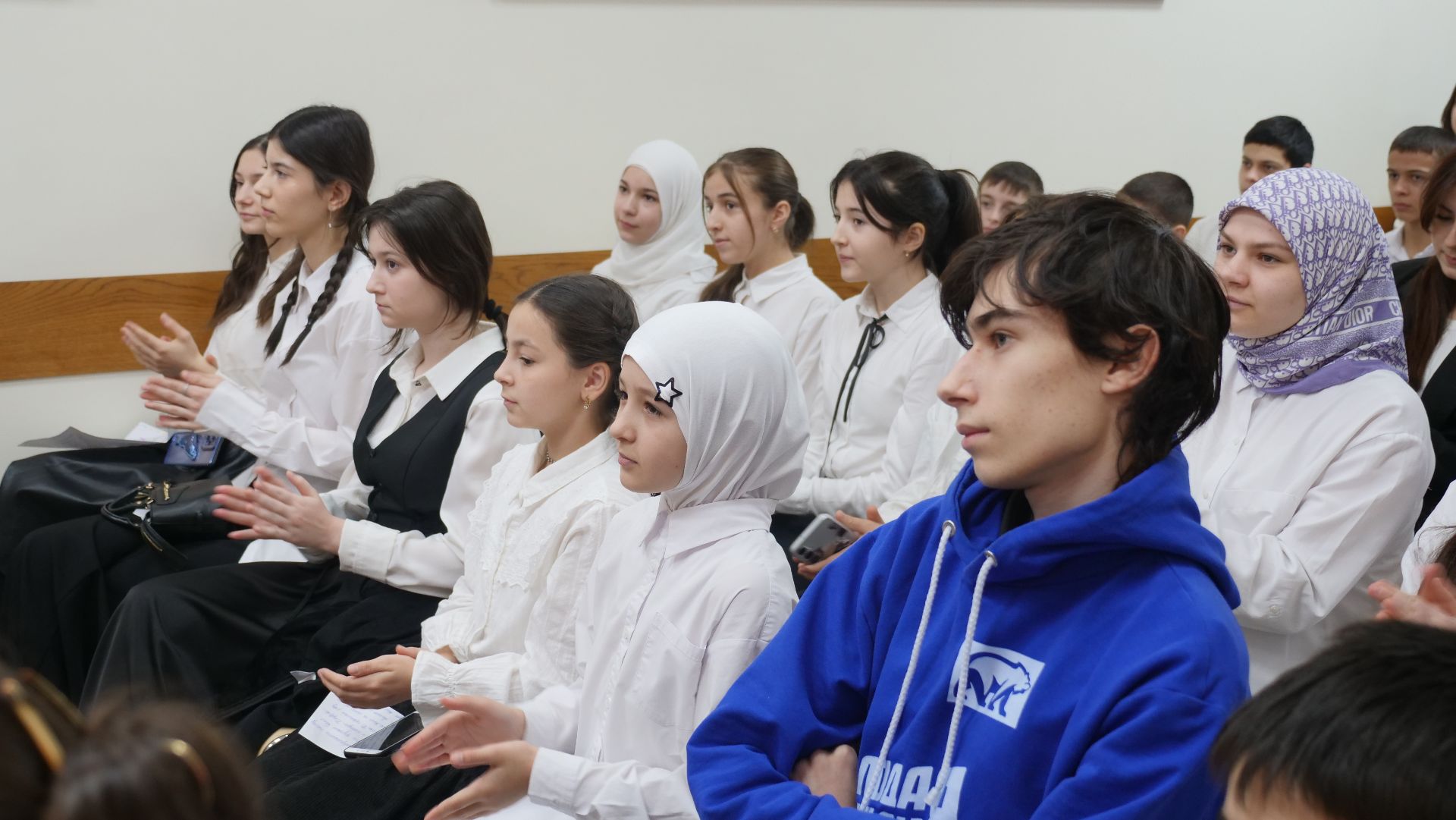 «Письма на фронт». Темирлан Абуталимов встретился с участниками патриотического проекта