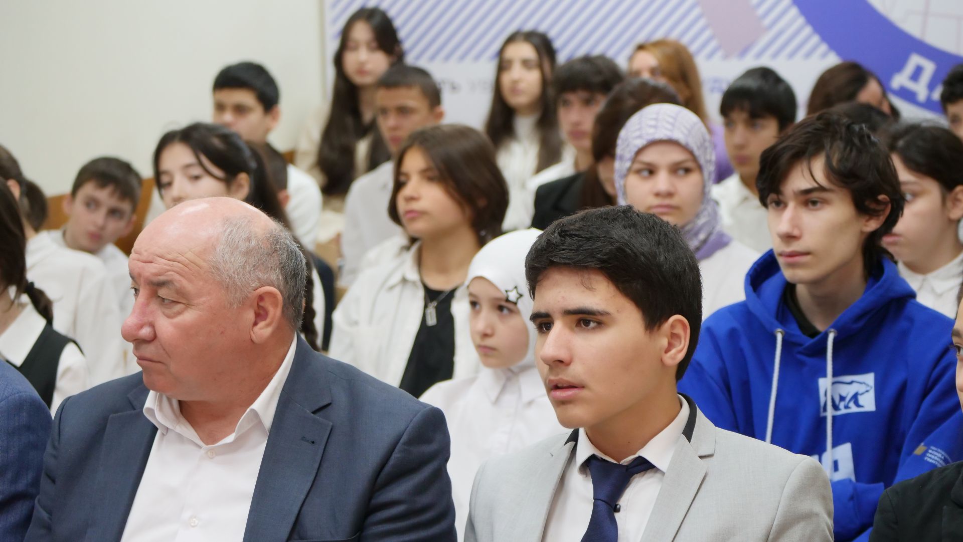 «Письма на фронт». Темирлан Абуталимов встретился с участниками патриотического проекта