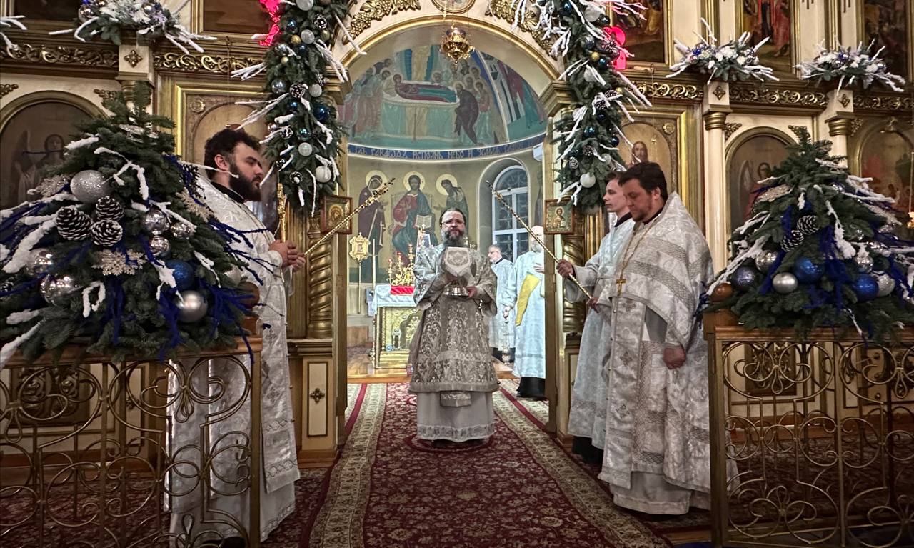 В Рождественский сочельник в Свято-Успенском кафедральном соборе Махачкалы прошло торжественное богослужение