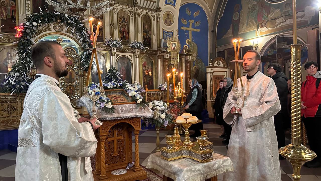 В Рождественский сочельник в Свято-Успенском кафедральном соборе Махачкалы прошло торжественное богослужение