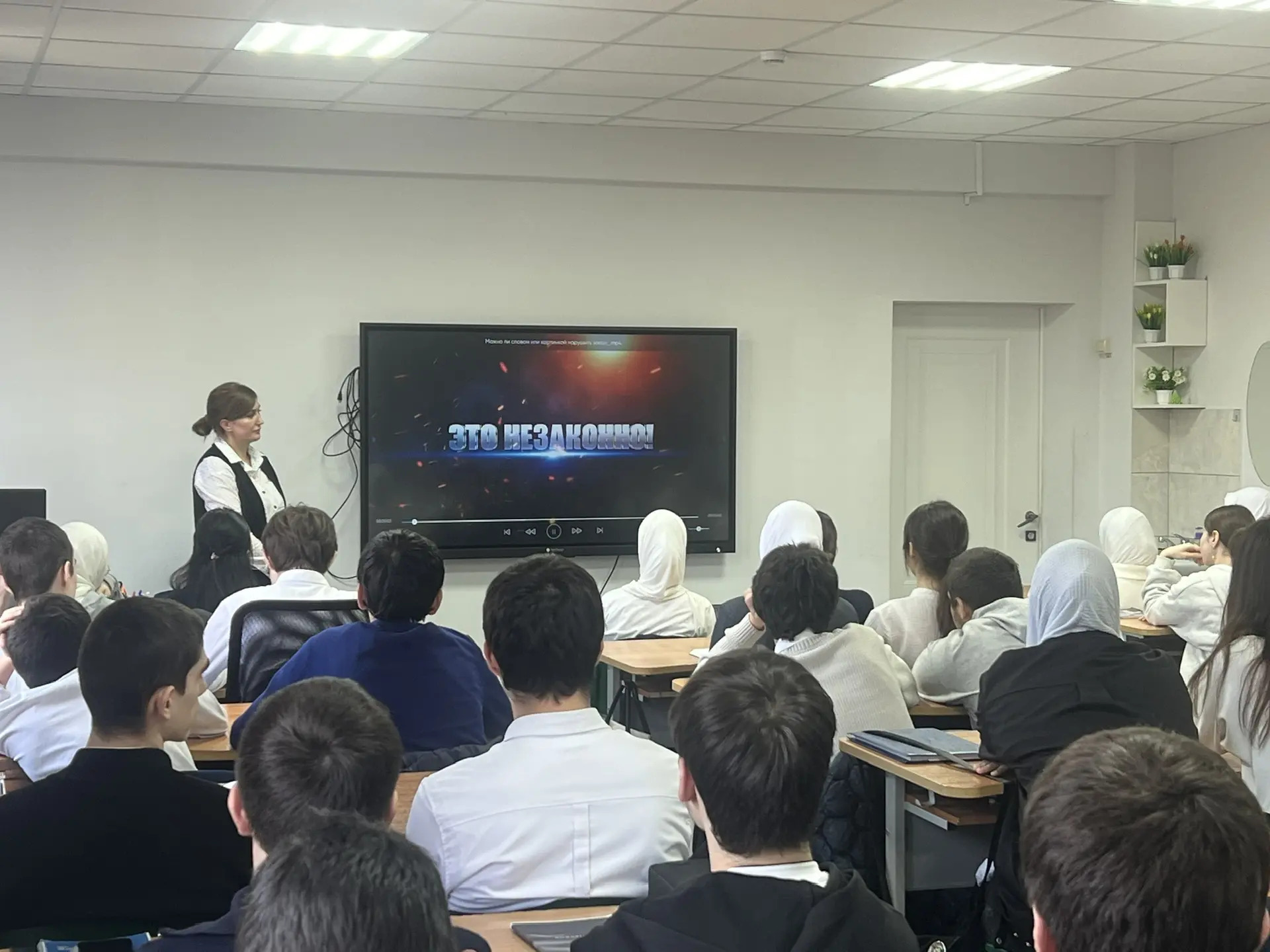 Разговор о важном. Сотрудники Миннаца Дагестана побеседовали с учащимися махачкалинской школы №42