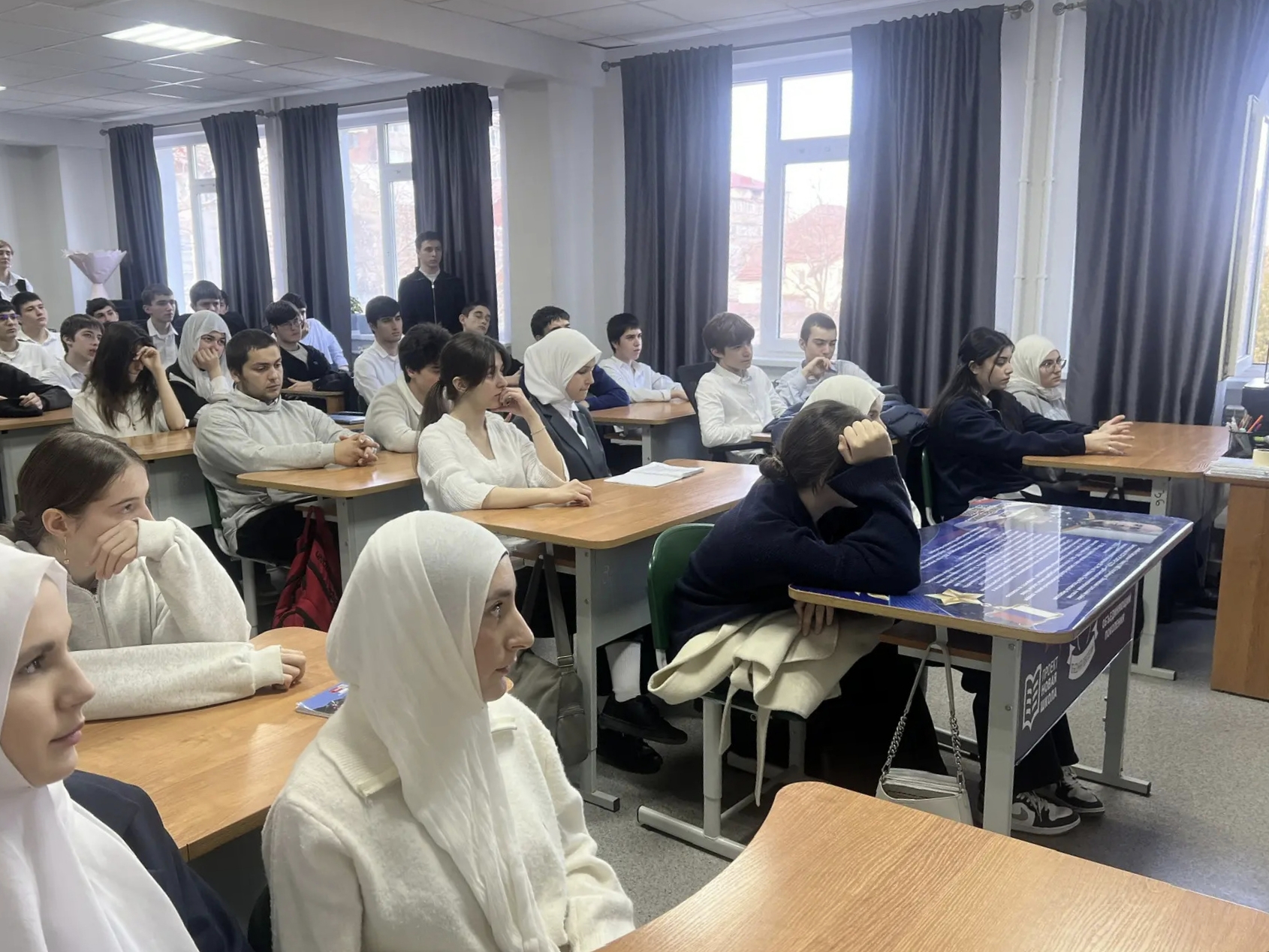 Разговор о важном. Сотрудники Миннаца Дагестана побеседовали с учащимися махачкалинской школы №42