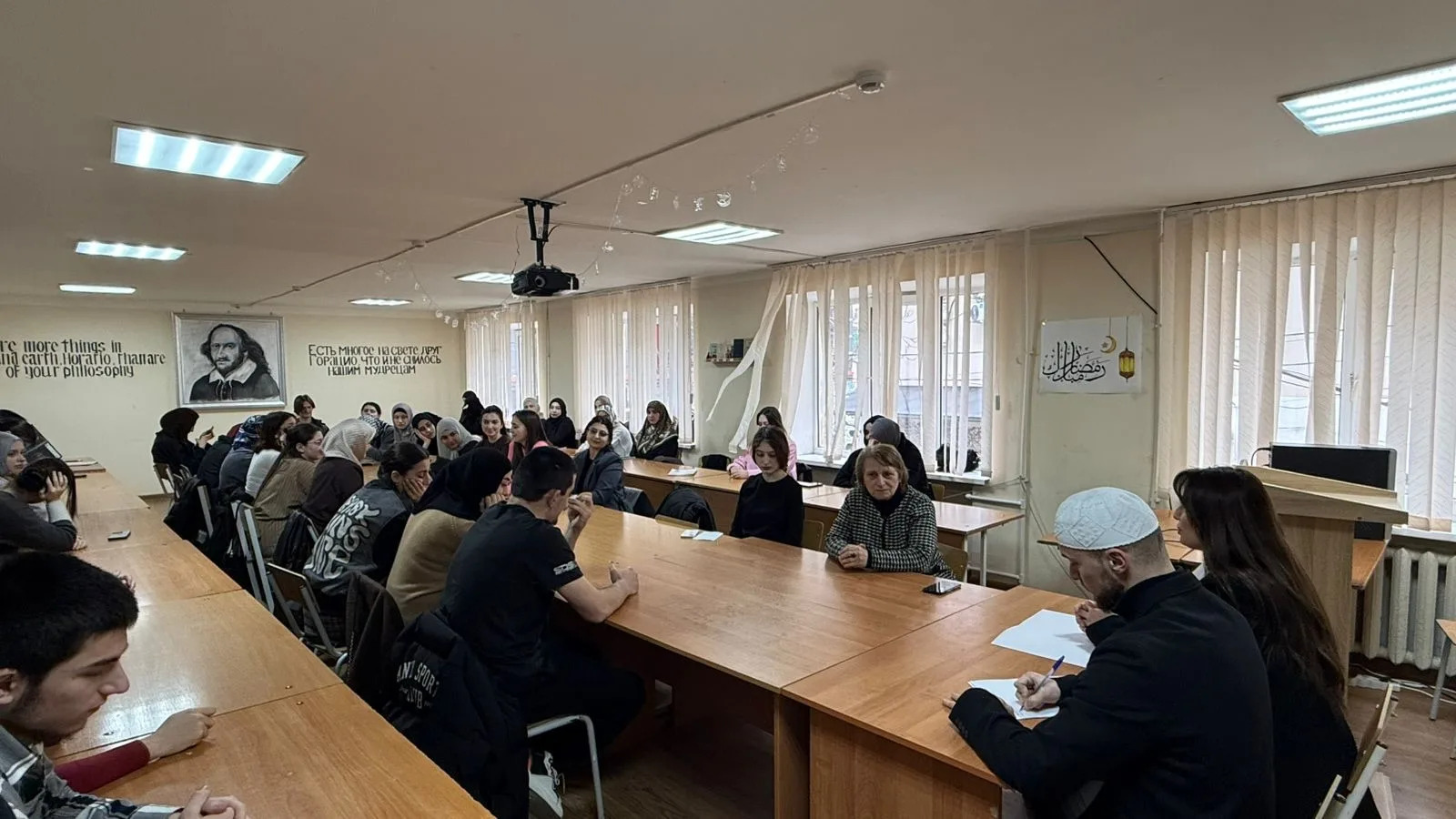 Как противостоять экстремизму? Беседу со студентами ДГПУ провели сотрудники Миннаца Дагестана