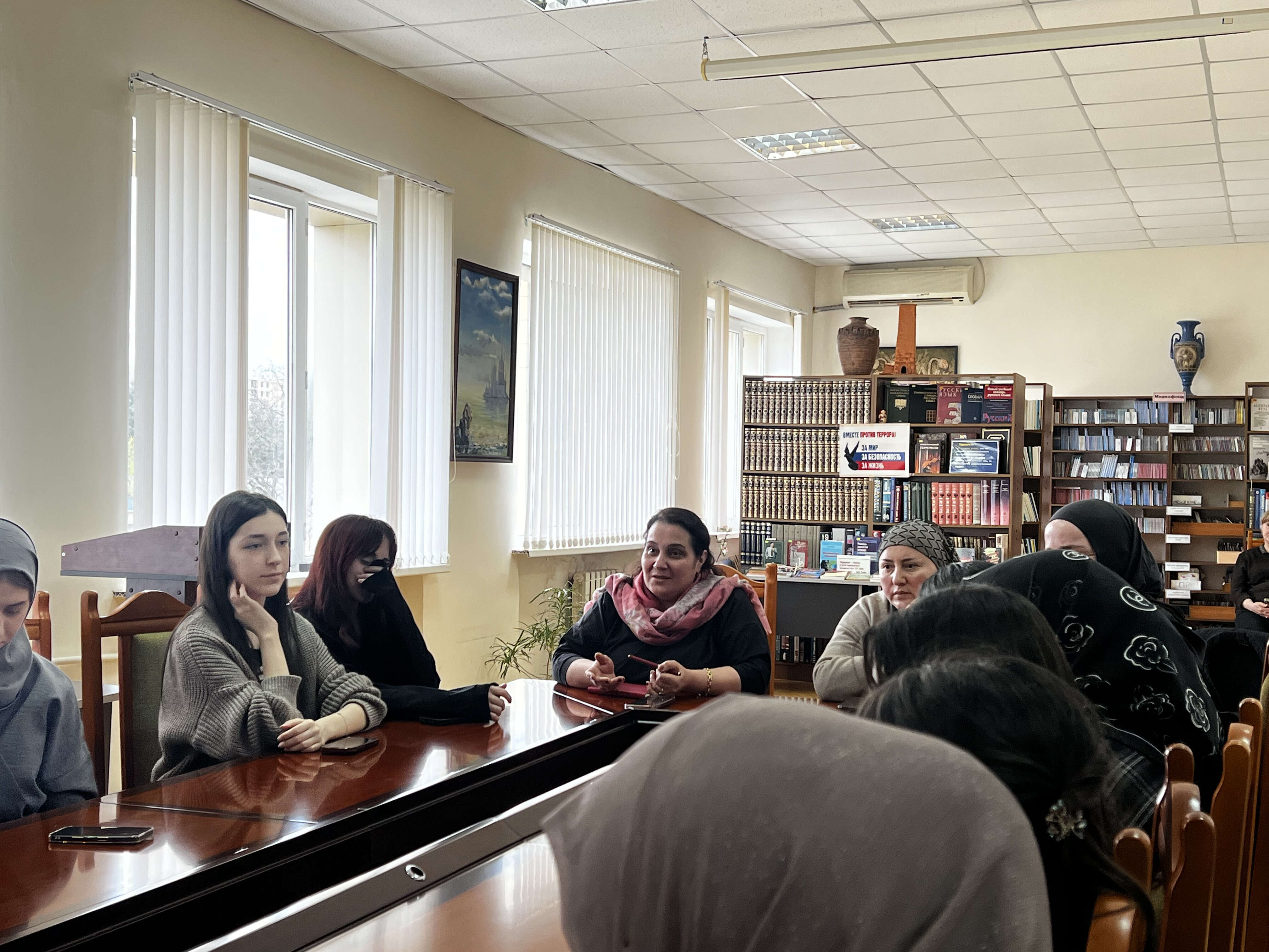 Правда или ложь? Студентам в Махачкале объяснили, как проверить достоверность информации