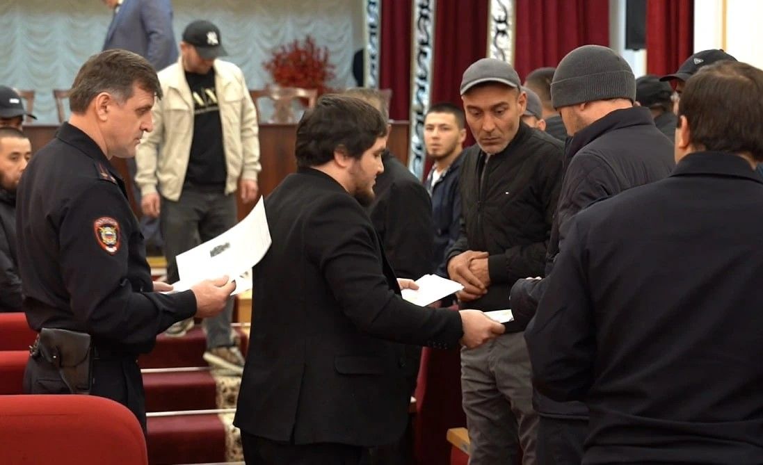 В Хасавюрте и Магарамкентском районе обсудили миграционные правила и вопросы адаптации иностранных граждан