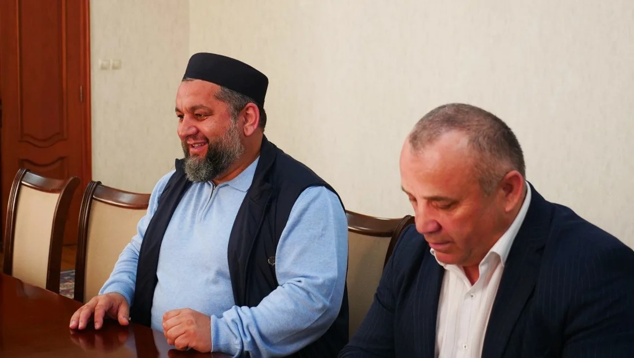 Обращения на контроле. Темирлан Абуталимов выслушал обращения жителей Кумторкалинского района