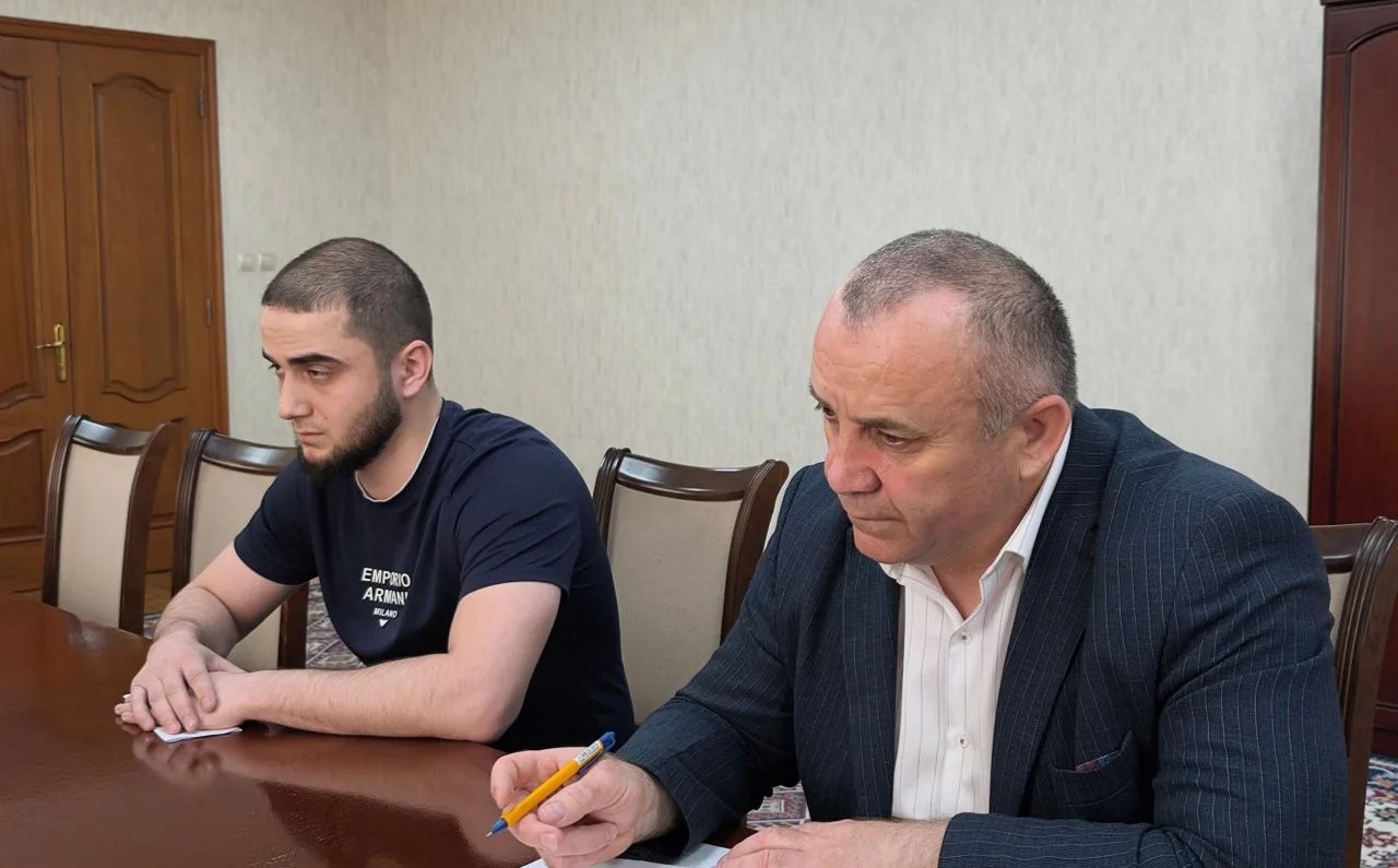 Обращения на контроле. Темирлан Абуталимов выслушал обращения жителей Кумторкалинского района