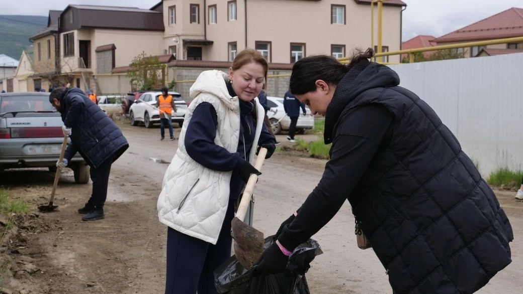 Наш вклад в дело чистоты! Коллектив Министерства по национальной политике и делам религий РД принял участие в масштабном субботнике